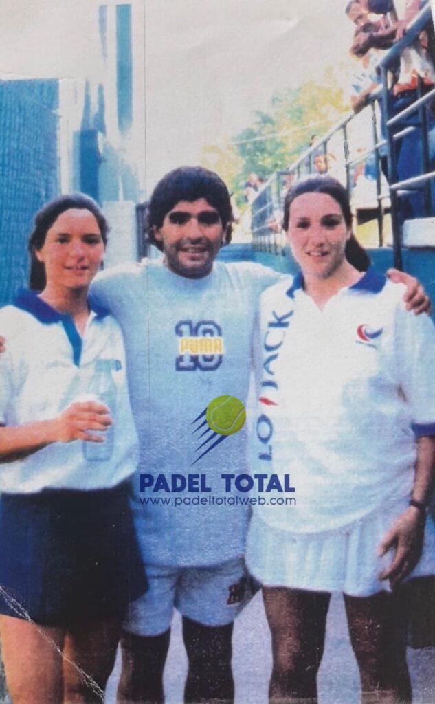 Maradona junto a Paula Eyheraguibel e Ines Alvarez